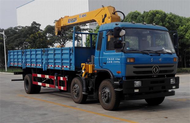 東風(fēng)小三軸12噸隨車吊圖片 東風(fēng)小三軸12噸隨車吊圖片
